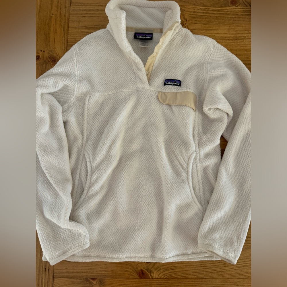 Women’s Patagonia 1/4 zip pullover.